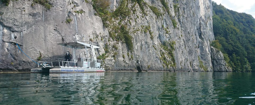 Dive right on the mountain: the Falkensteinwand with its underwater caves. The Wolfgangsee is up to 114m deep.