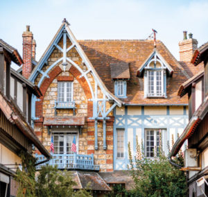 Die kleinteilige Struktur des Fachwerks ist typisch für die Normandie. Häuserzeile in Deauville.