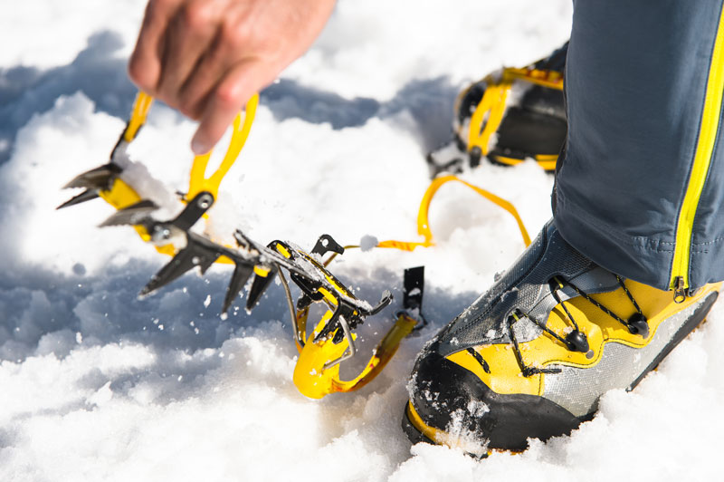Mit dem passenden Equipment können auch unerfahrene Kletterer unter Anleitung in die Eiswand