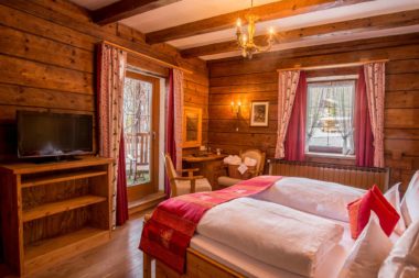 Zirbenholz ist dank der darin enthaltenen ätherischen Öle beliebt bei der Einrichtung von Schlafzimmern. ©Romantikhotels